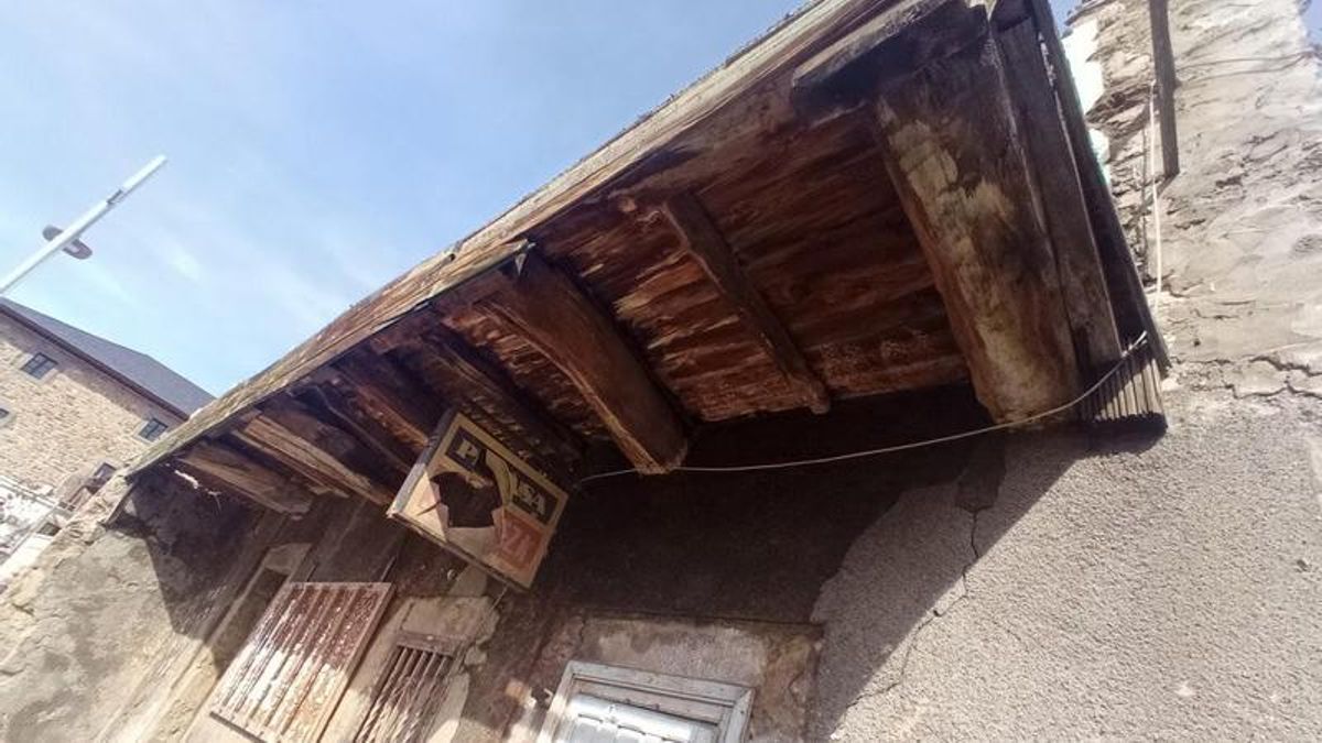 'Casa Nemesia' de Villablino, afectada por daños derivados del paso de temporales por Laciana. 