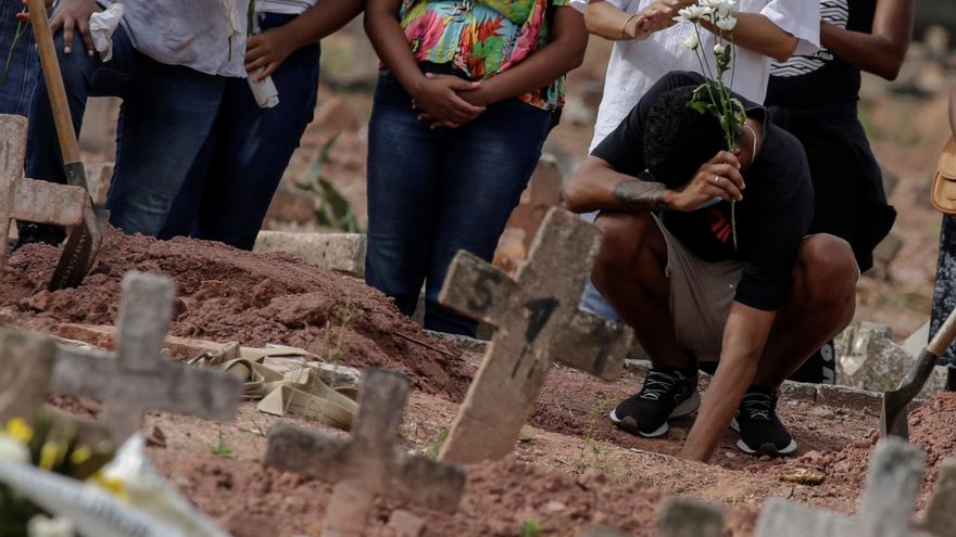 Una mujer víctima de la covid-19 es sepultada en un cementerio de Río de Janeiro (Brasil). EFE/Antonio Lacerda