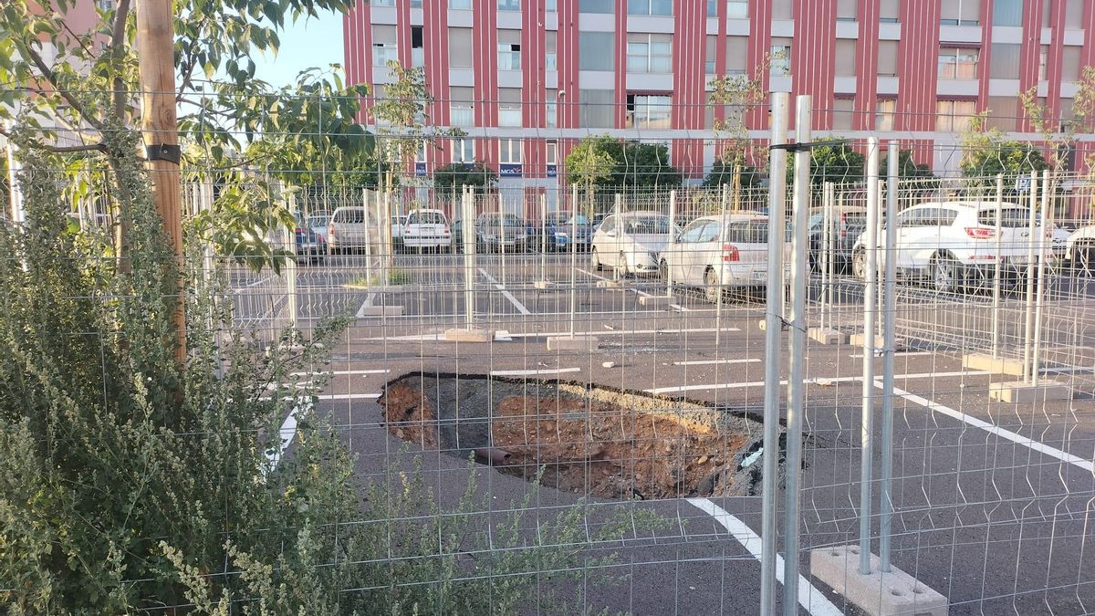Imagen del socavón vallado en el parking tomada en junio de 2026.