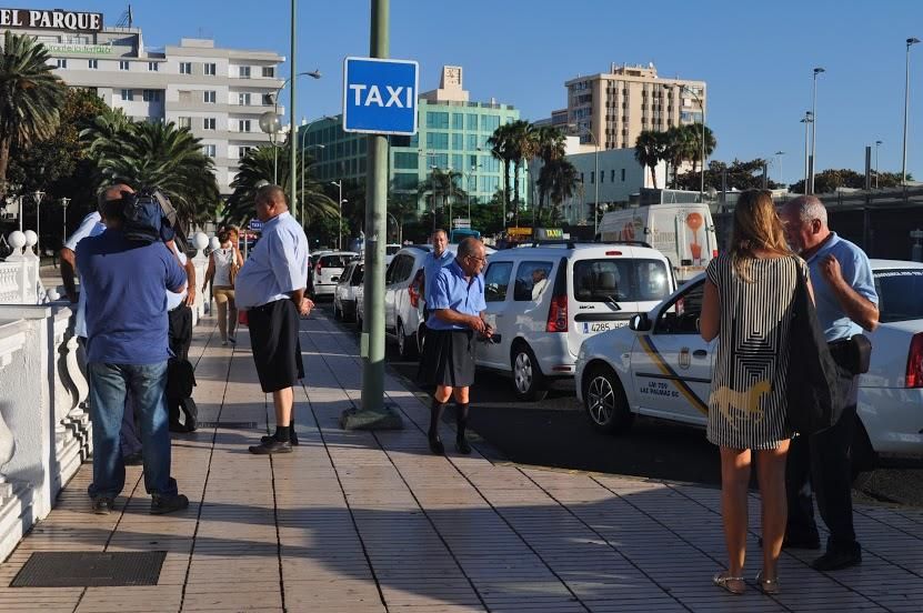 Taxistas de Las Palmas de Gran Canaria se visten con falda como señal de protesta a la nueva normativa municipal del taxi.