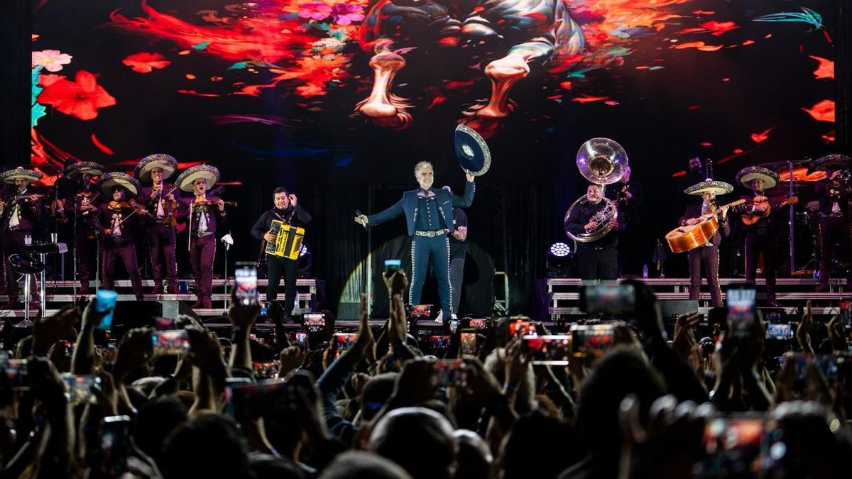 Más de 8.000 personas disfrutaron este sábado en el recinto central de Santa Cruz de La Palma del "vibrante directo" del artista mexicano Alejandro Fernández.