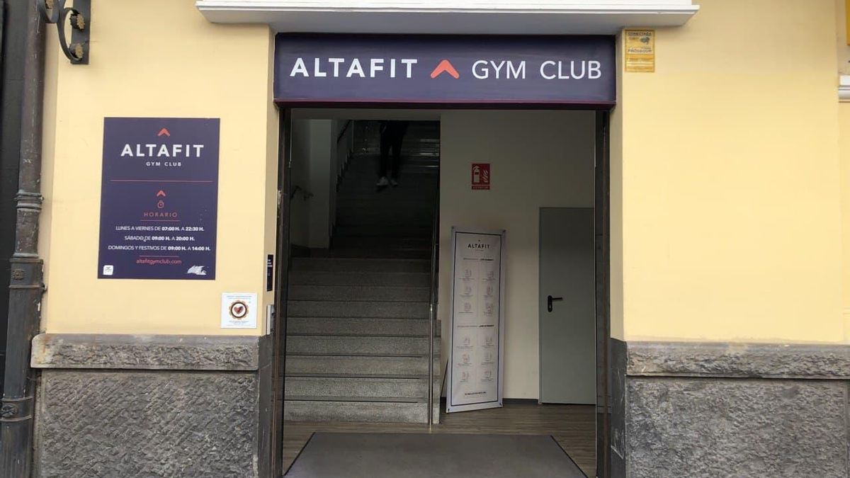 Entrada del gimnasio Altafit de Vitoria