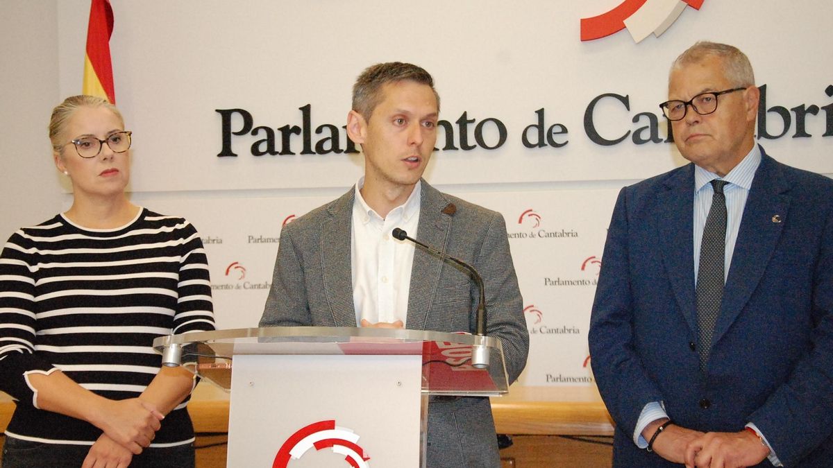 El portavoz parlamentario del PSOE, Mario Iglesias, junto a diputados del grupo socialista en rueda de prensa.