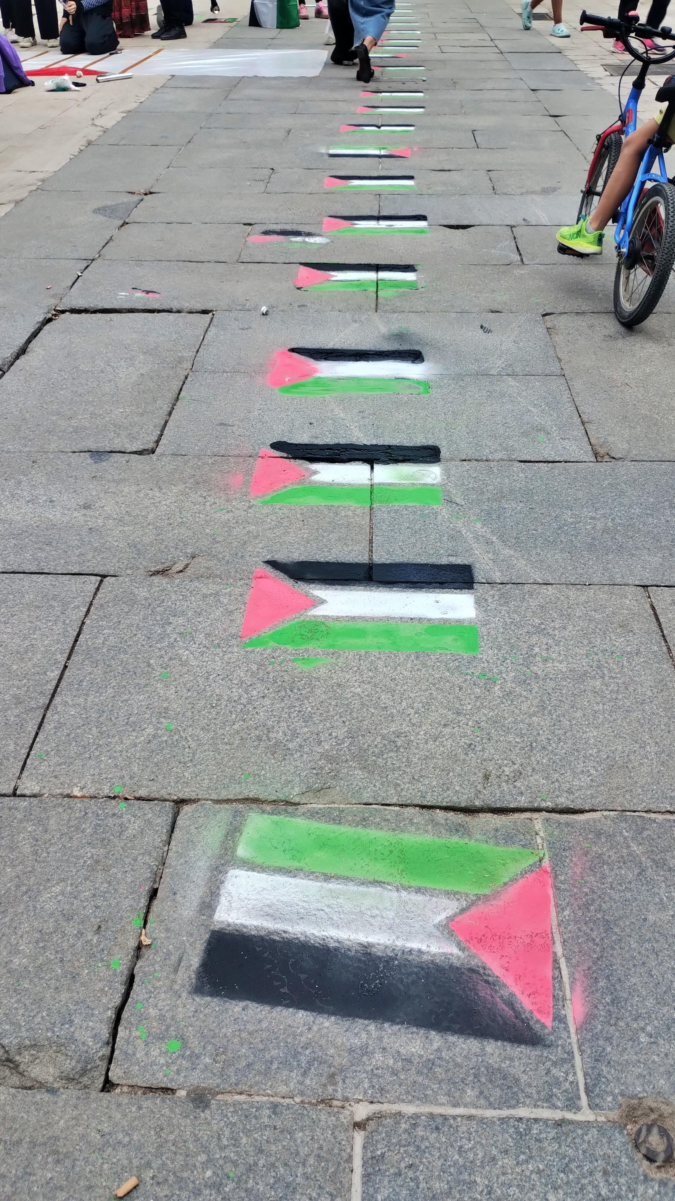 Sendero de banderas palestinas en el foso de la plaza Dos de Mayo