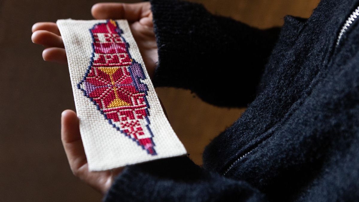 Elena Gómez mostra un tatreez palestí, brodat usat per decorar vestits i que en aquest cas simbolitza cadascuna de les zones de la Franja de Gaza.