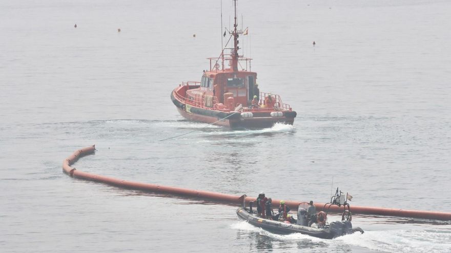 Colocación de una boya flotante para marcar el límite entre la playa del Tarajal de Ceuta y Marruecos, tras la entrada masiva de personas en los últimos días. EFE/Reduan