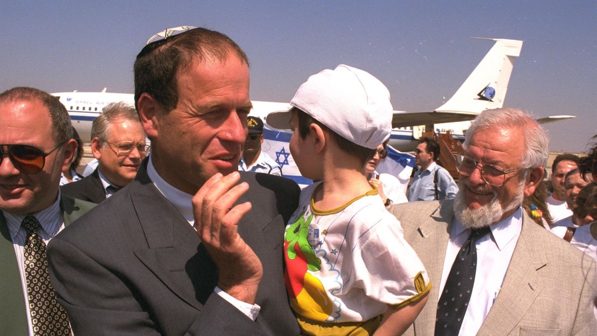 Burg recibe a migrantes procedentes de Rusia en 1995 en su etapa como presidente de la Agencia Judía