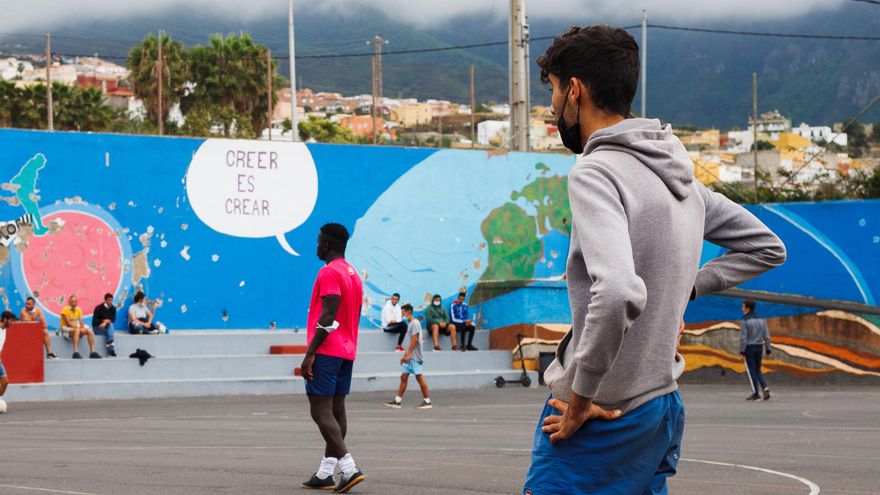 El partido de fútbol entre jóvenes canarios y africanos que resucitó a todo un barrio