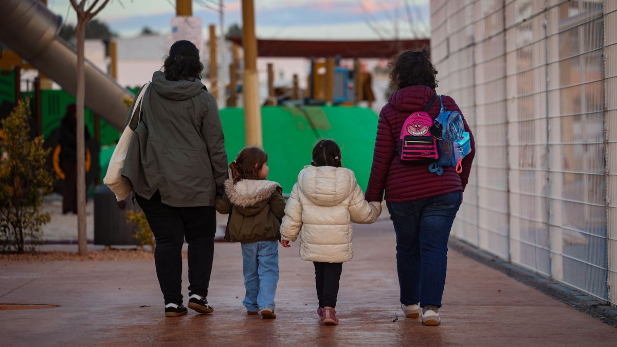 Madres solteras, en el parque infantil, con sus niñas