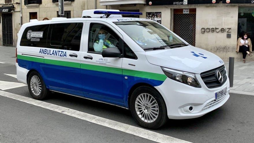 Una ambulancia de Osakidetza, en el centro de Vitoria esta semana