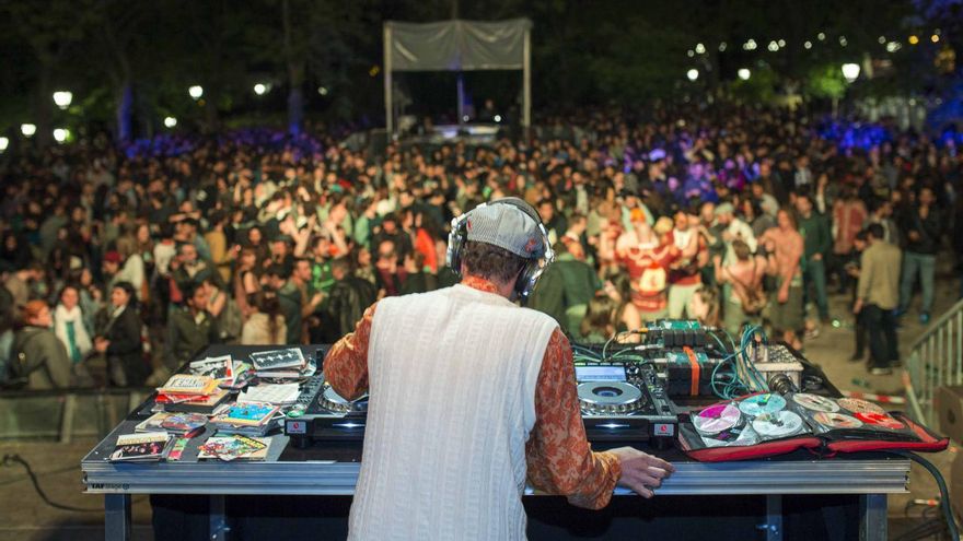 Lo castizo, según la Generación Z: cómo reconectan los jóvenes con la tradición en La Paloma y otras fiestas de Madrid