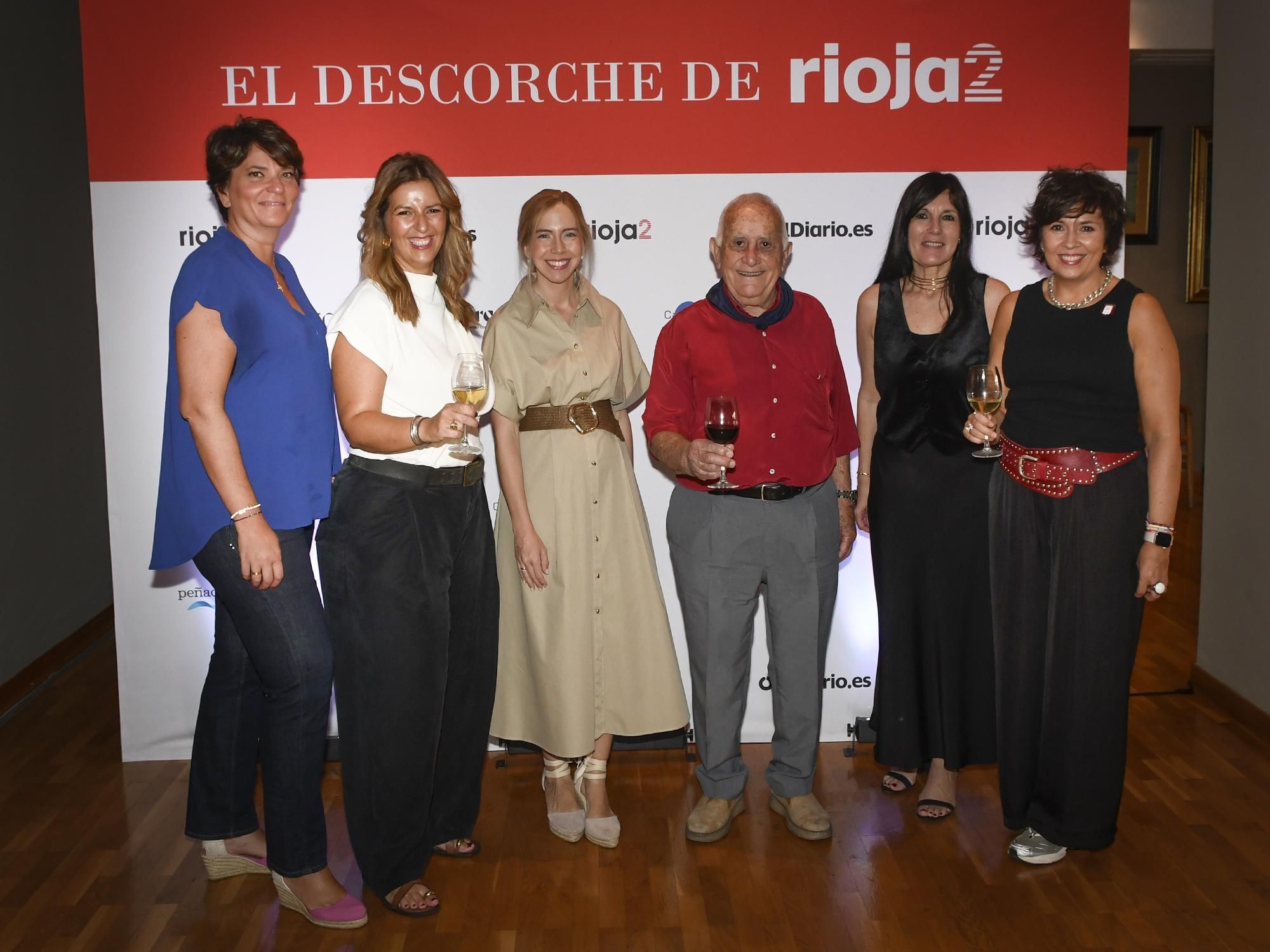 La presidenta del Parlamento de La Rioja, Marta Fernández Cornago, con Fernando Reinares y reponsables de elDiario.es y Rioja2