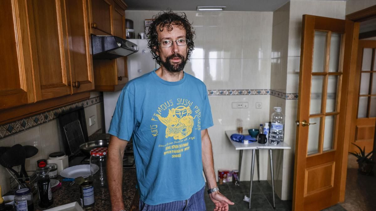 Desahuciado un científico de Burjassot tras un gran despliegue policial: “Me he sentido como si fuese un puñetero terrorista de Al Qaeda”
