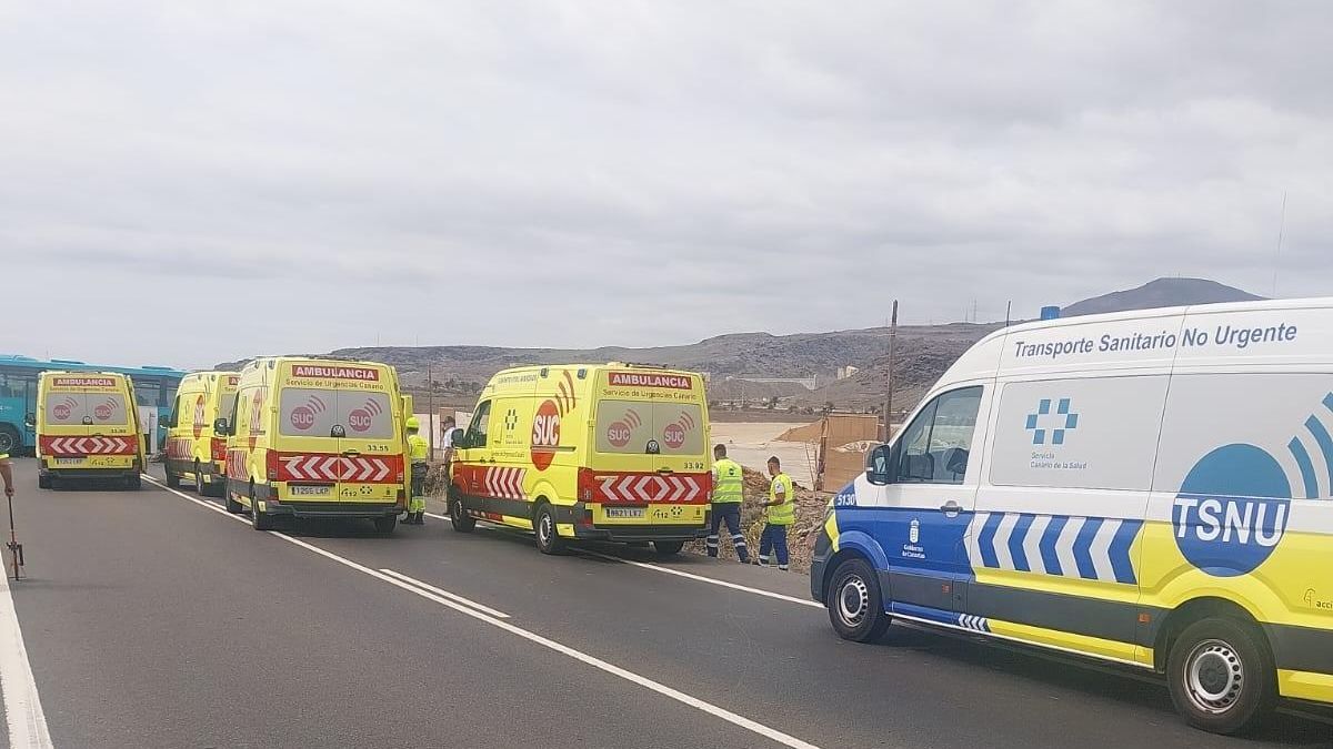 El SUC valora a los afectados tras una colisión entre una guagua y un vehículo este jueves en Juan Grande.