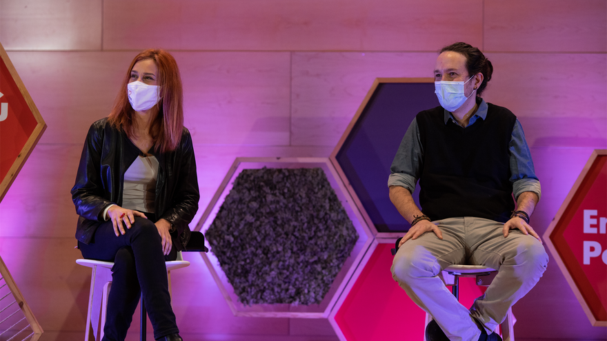 (I-D) La candidata de En Comú  Podem a la Presidencia de la Generalitat, Jéssica Albiach,  y el vicepresidente segundo del Gobierno, Pablo Iglesias, durante el acto central de campaña del partido para las elecciones catalanas.