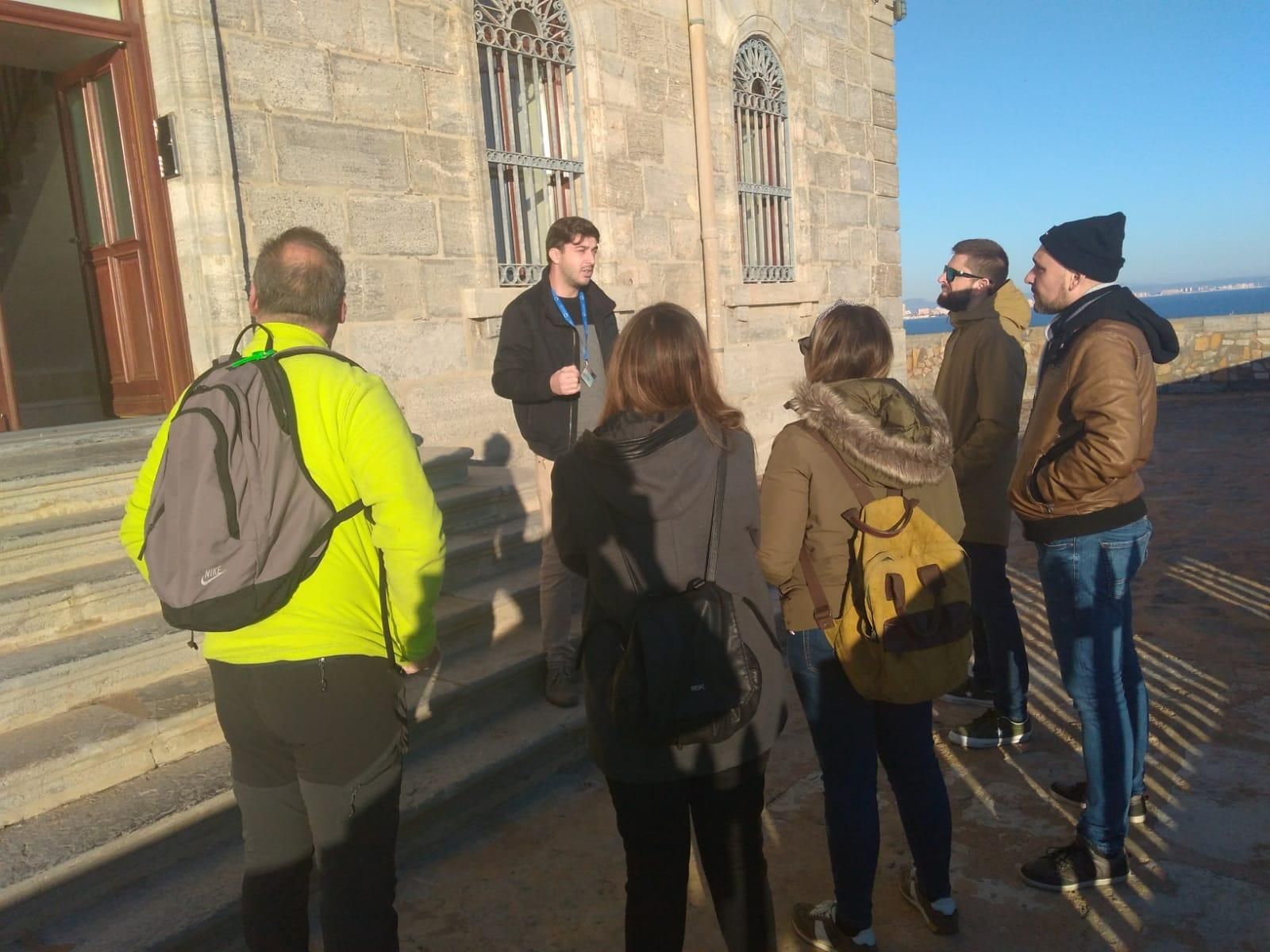 Un guía turístico narra a los visitantes la historia del faro de Cabo de Palos | S.C.