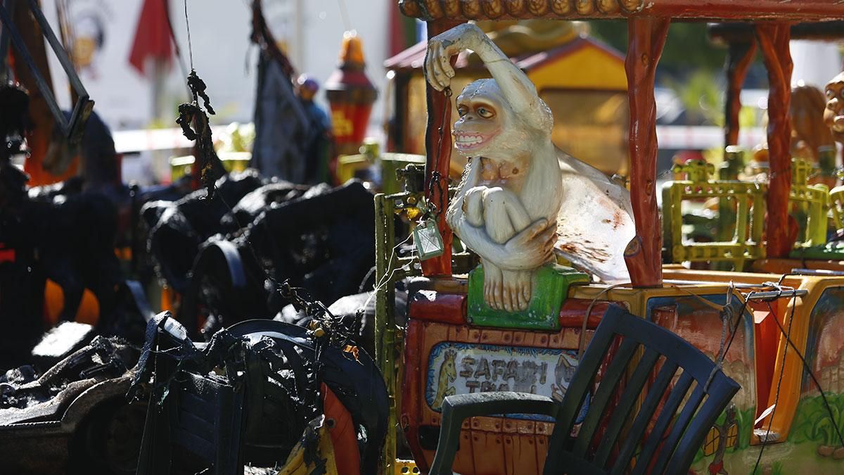 El incendio de la atracción infantil de la plaza Matías Prats, en imágenes