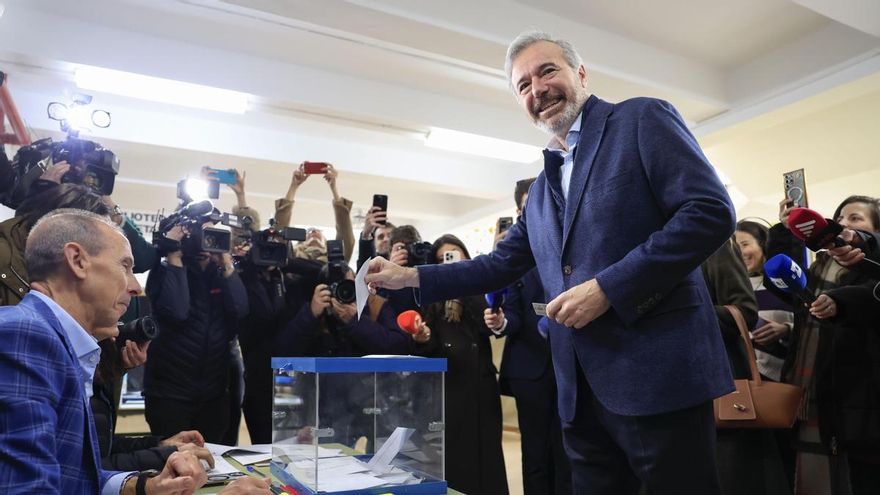 El candidato del PP a la Presidencia de Aragón, Jorge Azcón , vota en el IES Virgen del Pilar de Zaragoza
