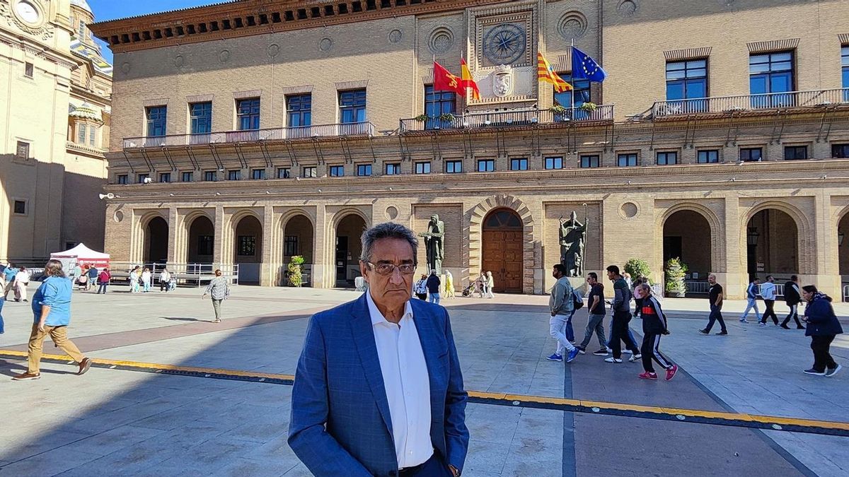 El portavoz de Vox en el Ayuntamiento de Zaragoza, Julio Calvo, este sábado en la plaza del Pilar.