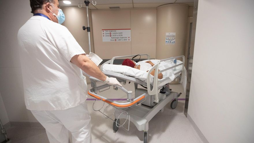 Profesionales sanitarios realizan su trabajo en el servicio de Urgencias del Hospital Vall d'Hebron. EFE/ Marta Pérez/Archivo
