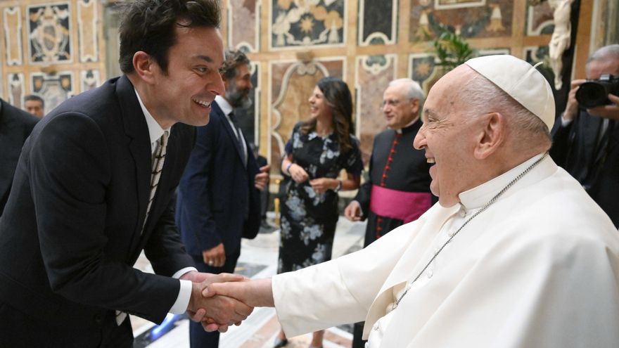 Por qué están Jimmy Fallon, Whoopi Goldberg, Stephen Colbert y Victoria Martín con el Papa en el Vaticano