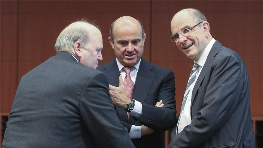 El autor critica que demos por buenas muchas ideas que nos 'venden' sobre la economía y los rescates.