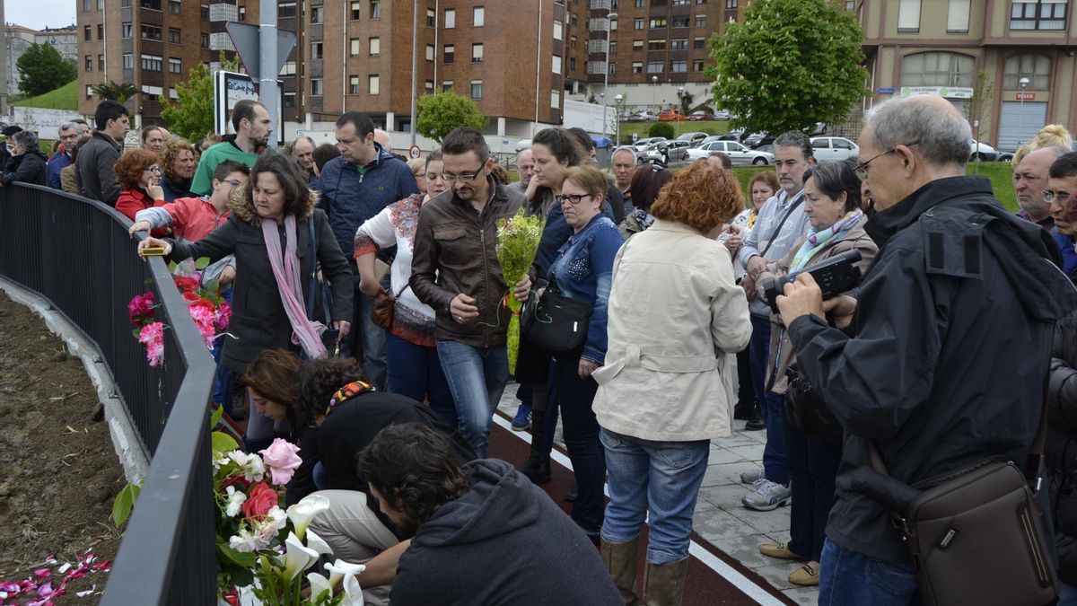 Familiares, amigos y vecinos de Santander depositan flores en homenaje a Amparo. | R.V.