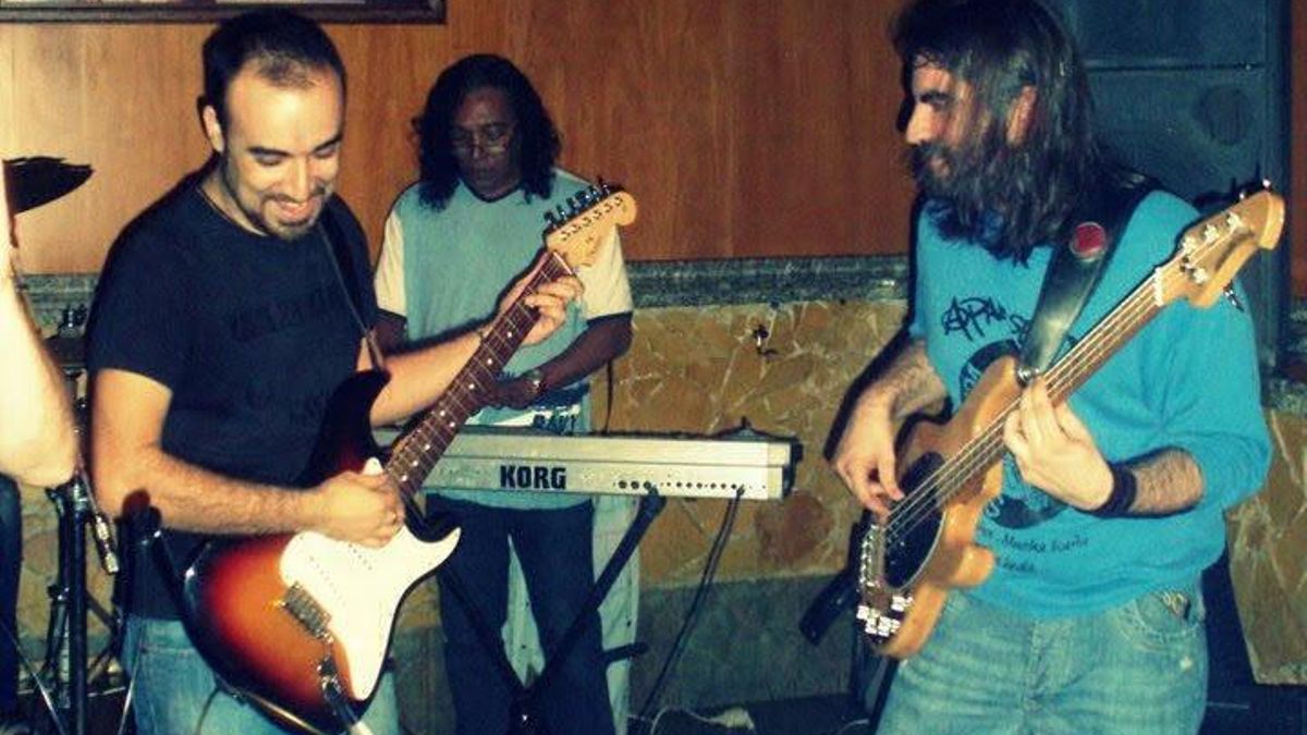 Rizos, a la derecha, en su época como músico en Córdoba.