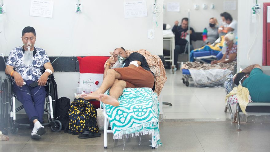 Brasil supera los 270.000 fallecimientos desde el inicio de la pandemia, mientras que los contagios ya pasan de los 11,2 millones, con 79.876 nuevos infectados reportados este miércoles. En la imagen el registro de personas al ser atendidas en el hospital Pronto Socorro, en Brasilia (Brasil). EFE/Joédson Alves