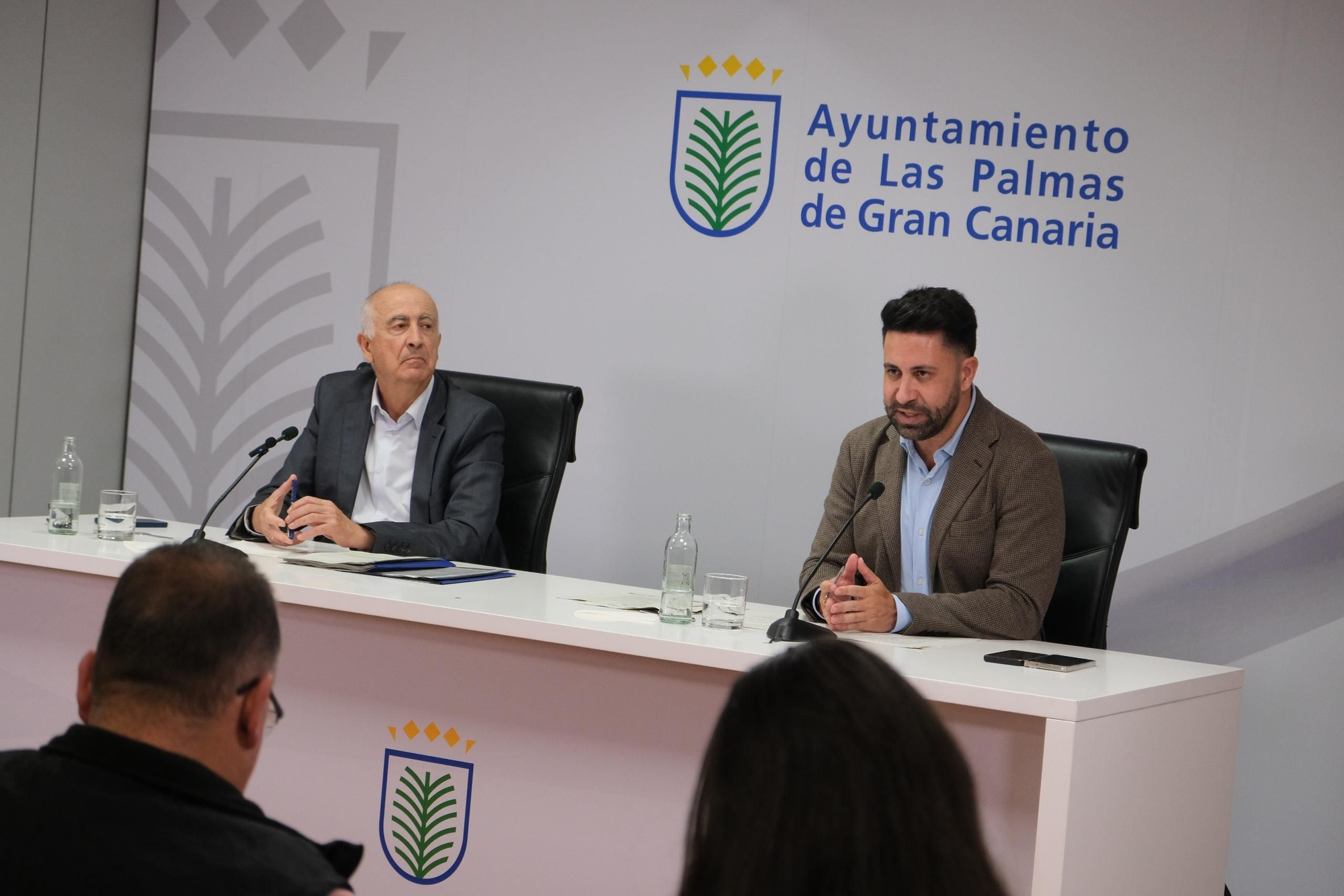 Los concejales Francisco Hernández Spínola y Héctor Alemán, durante la presentación este jueves de la propuesta de creación de la Sociedad Municipal de Higiene Urbana.