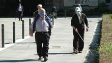 Ancianos paseando en una residencia