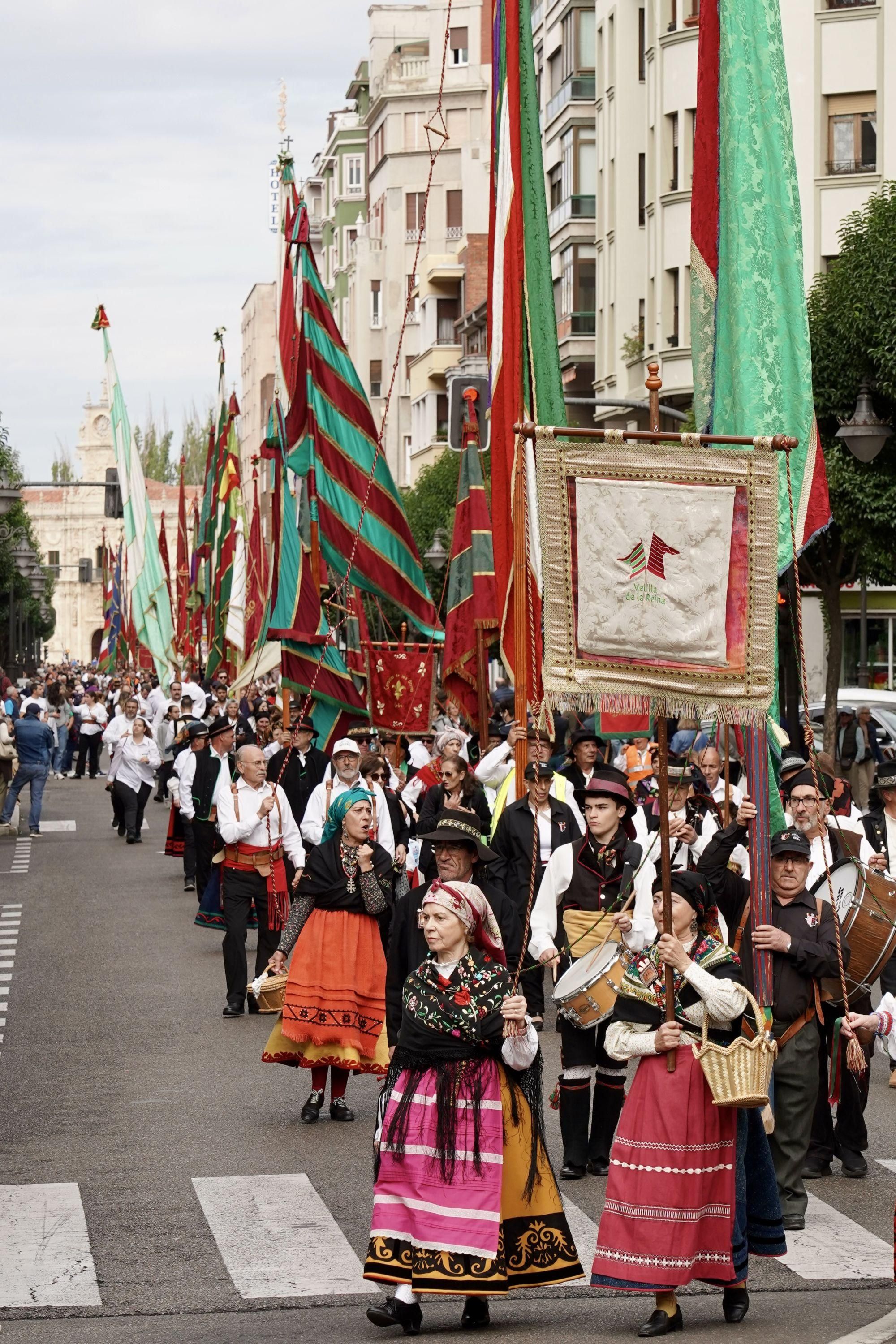 El desfile de pendones por la ciudad de León
