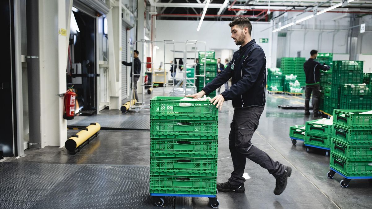 Trabajador de la plataforma del Higuerón Sur, donde se preparan los pedidos online.