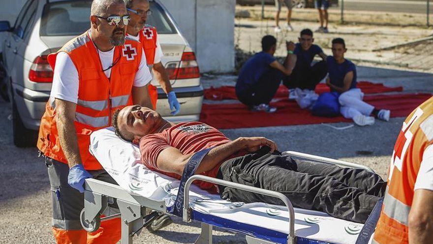 Salvamento Marítimo remolca hasta Cádiz una patera con 32 personas