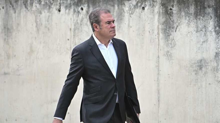 - El empresario Javier Pérez Dolset a su llegada este lunes a la Audiencia Nacional en San Fernando de Henares, Madrid, donde continúa el juicio por el caso Kitchen. EFE/ Fernando Villar