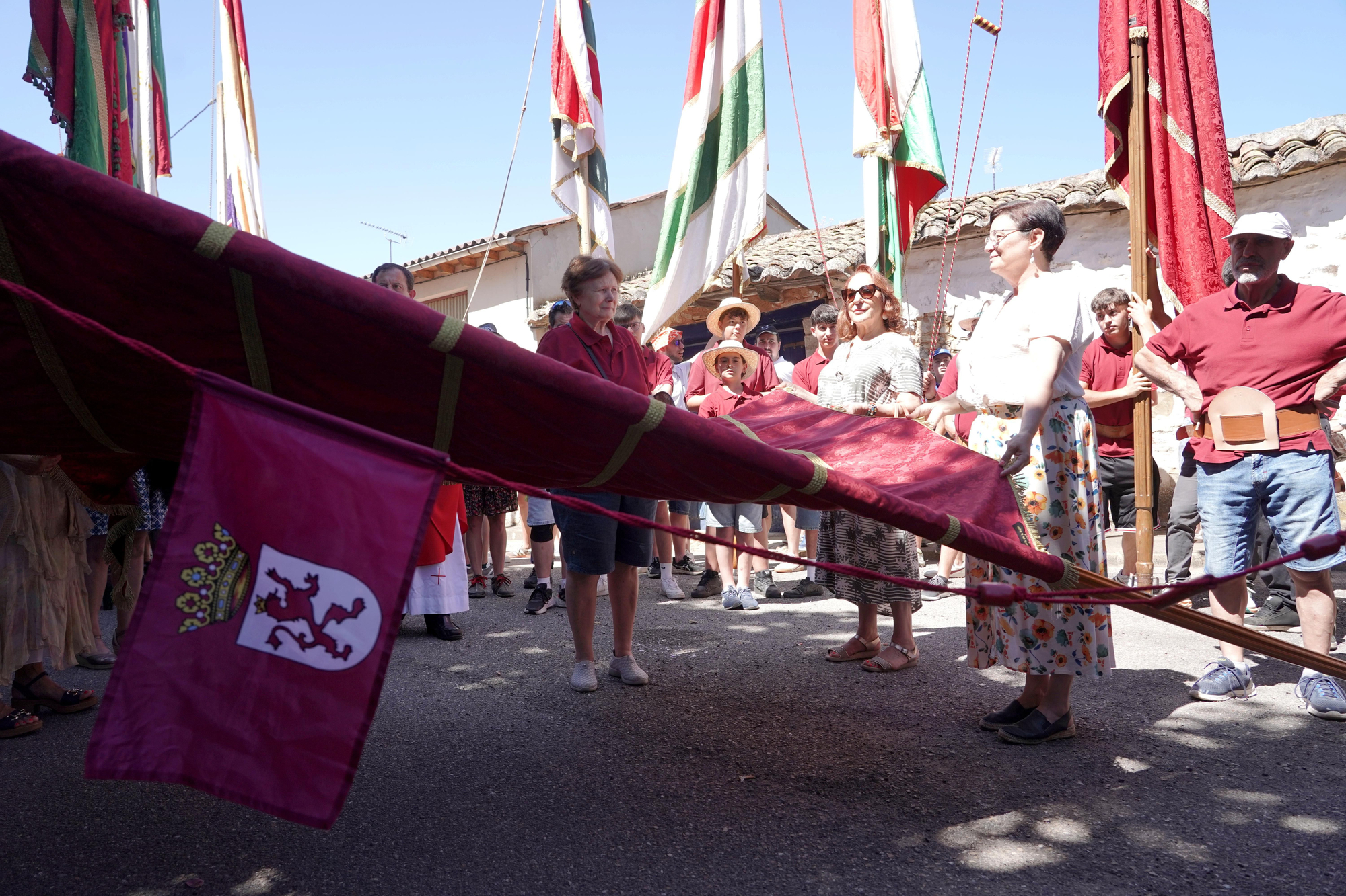 Orgullo de pendones en Oteruelo de la Valduerna para airear la seña de identidad leonesa