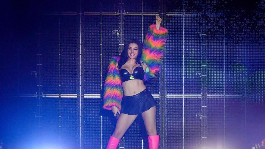 La cantante británica Charli XCX, pionera del hyperpop