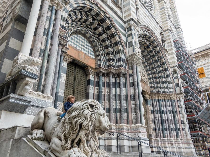 Piedras blancas y negras en la Catedral de San Lorenzo de Génova.