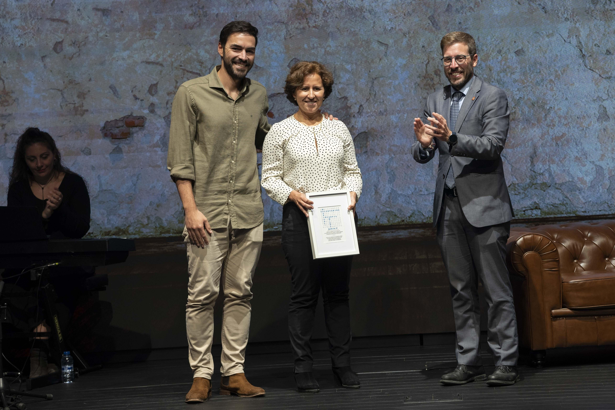 El subdelegado del Gobierno en Sevilla, Francisco Toscano, aplaudiendo a los sanitarios tras entregarles el galardón.