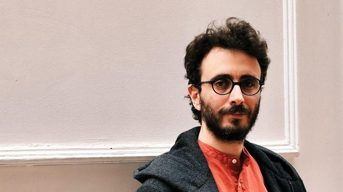 El misterio de 'Entre hojas escondido': una novela de niños salvajes, mascaradas y desarraigo generacional