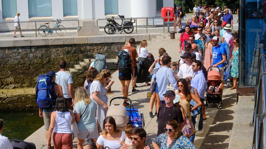 Cola de turistas para coger el barco camino a la playa del Puntal.