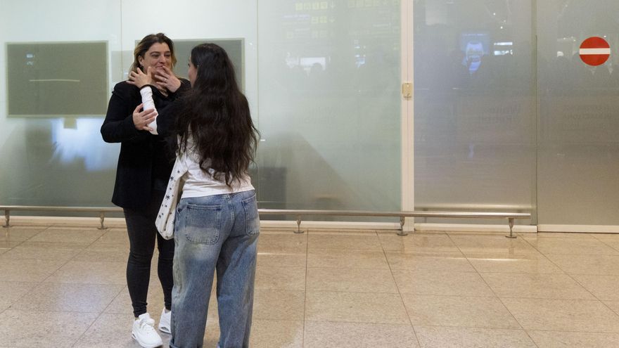 Llega a España Fàtima Ofkir, la joven amnistiada tras pasar 7 años en una prisión de Omán
