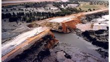 En la imagen de 1998, vista aérea de la rotura de la balsa que provocó el vertido.