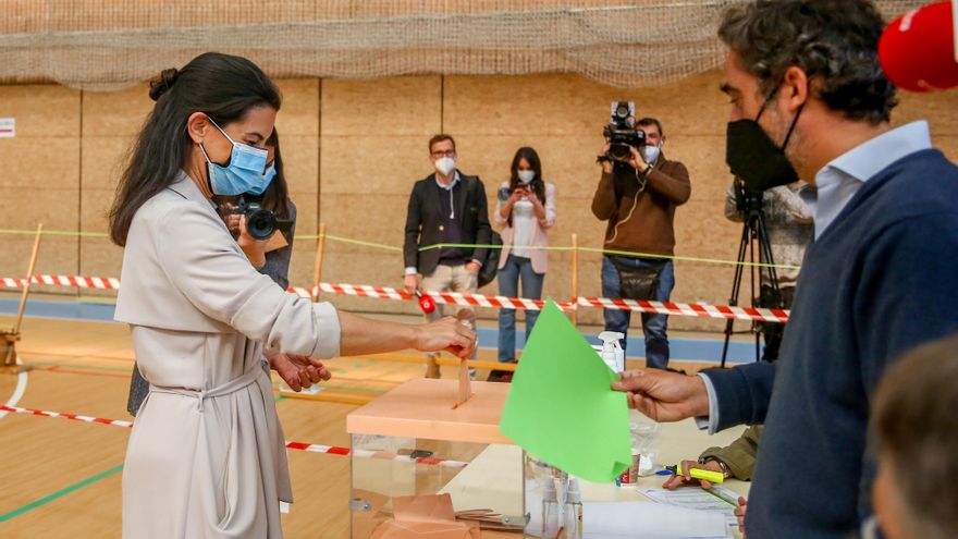 La candidata de Vox a la Presidencia de la Comunidad de Madrid, Rocío Monasterio, ejerce su derecho a voto en el Colegio San Agustín.