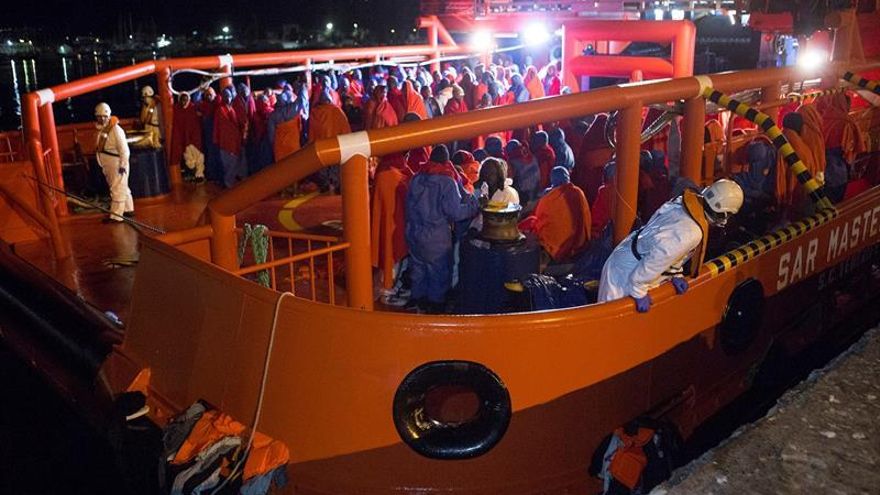 Desembarcan en Motril a una embarazada y continúan el traslado a Málaga de 333 inmigrantes