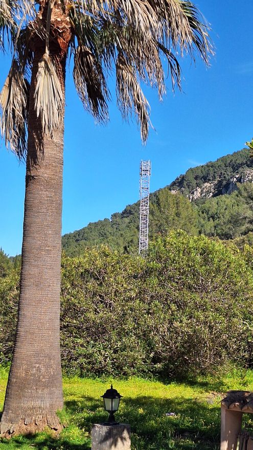 Antena instal·lada en terreny rústic als afores d'Esporles (Mallorca)
