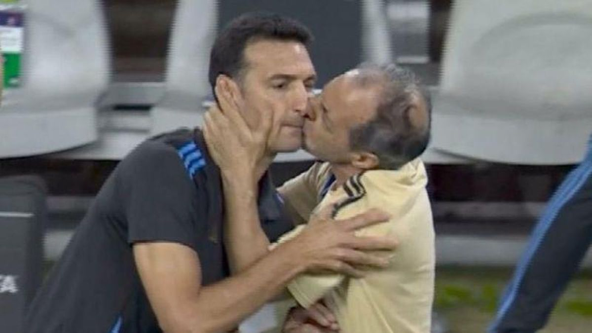 Día del beso robado. Tras conseguir la clasificación de Argentina a las semifinales de la Copa América, un asistente de la Selección le robó un beso al DT Scaloni