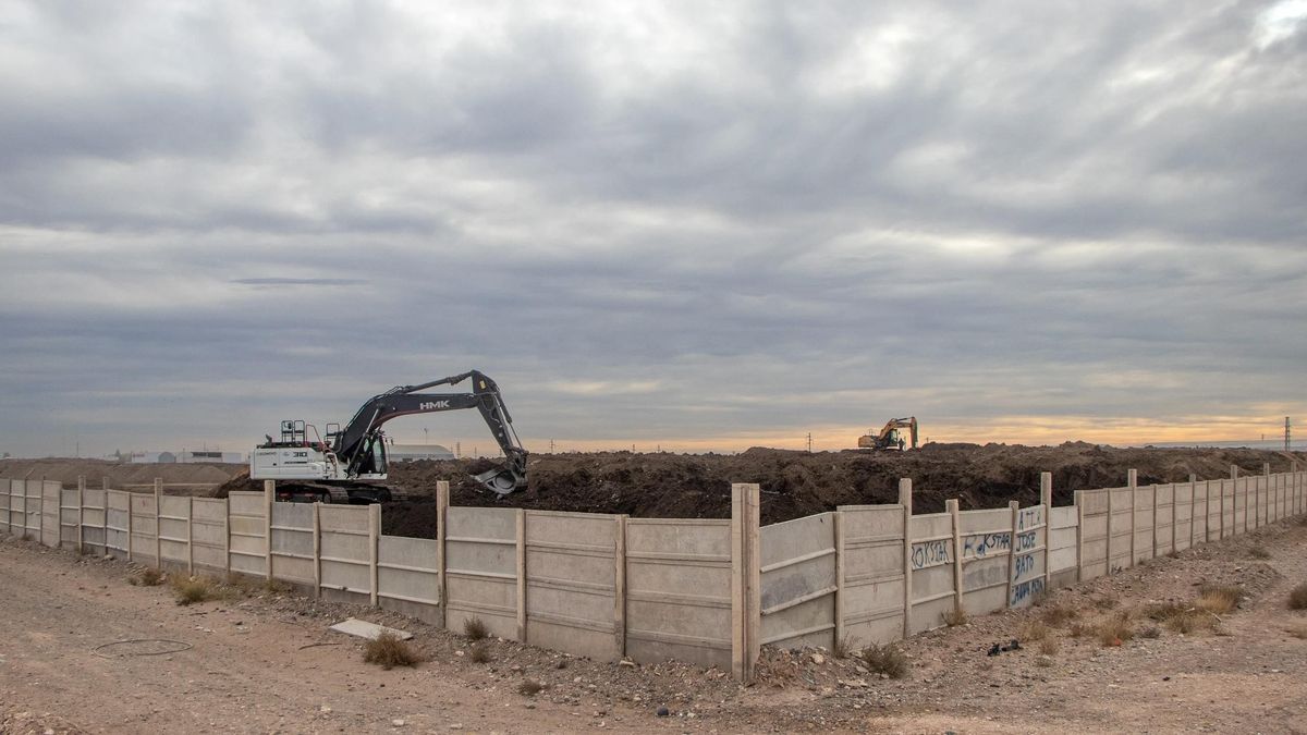 Se ha acusado a Comarsa de aceptar una cantidad de material muy superior a la que podía tratar en sus cuatro hornos del PINO. Su licencia estatal para procesar residuos de perforación fue revocada en 2024, según fuentes que incluyen a la minisitra de Ambiente de Neuquén.