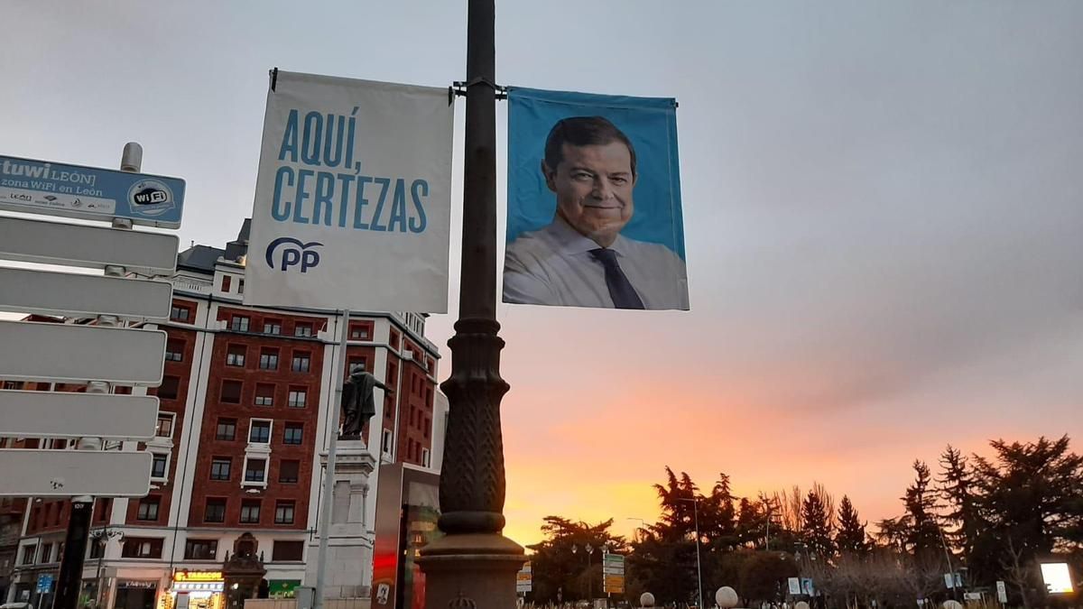 Cartel electoral del Partido Popular con la imagen de Alfonso Fernández Mañueco, junto a la plaza de Guzmán en León capital.