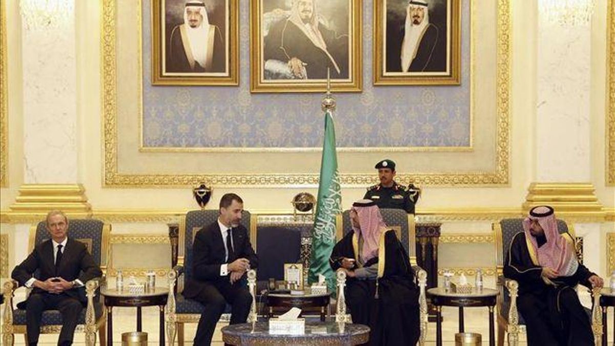 Felipe VI y el ministro de Defensa, Pedro Morenés, visitaron Riad en enero para trasladar su pésame por la muerte del rey Abdalá